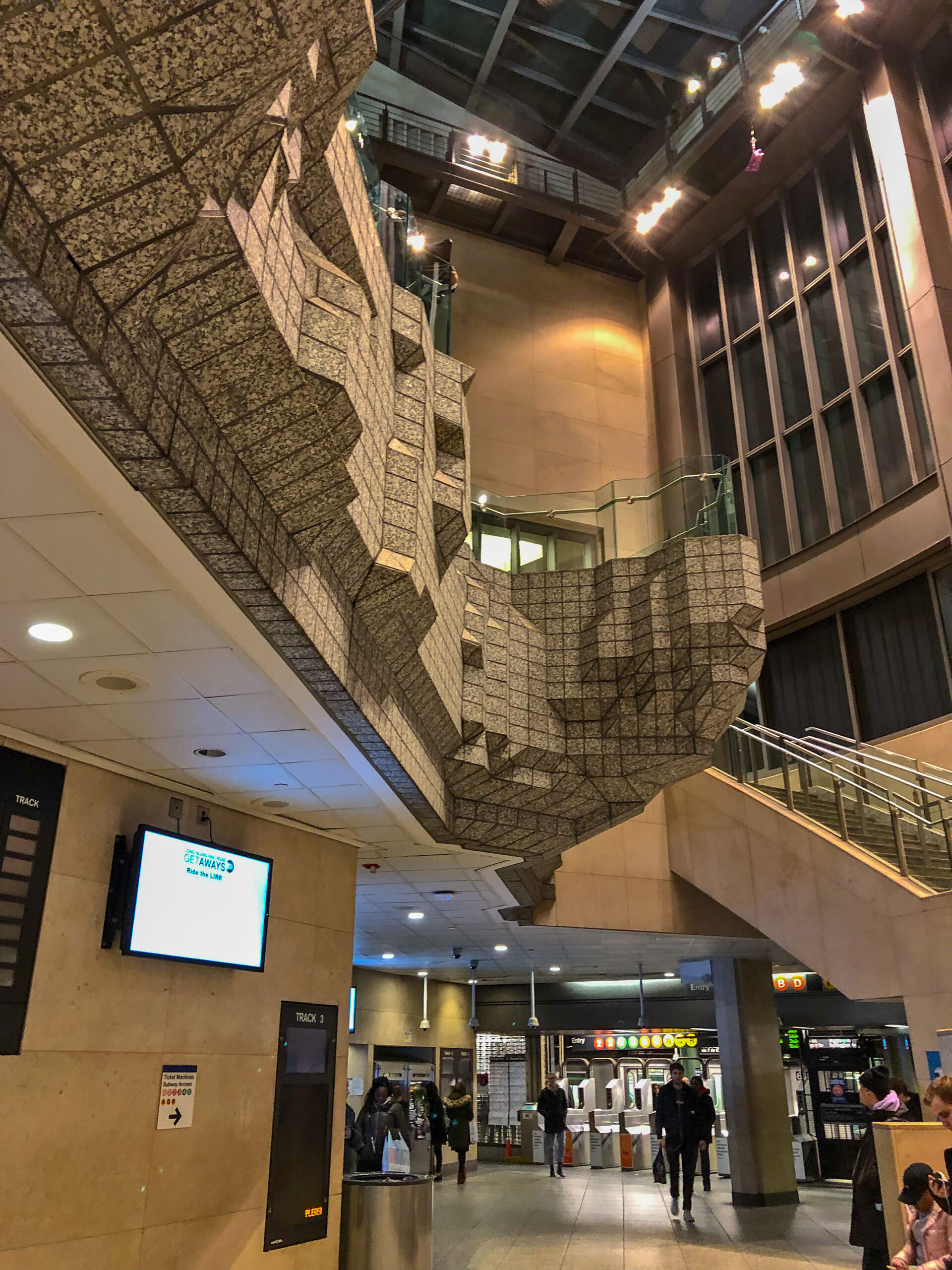 Allan Wexler, MArch ’76, and Ellen Wexler, “Overlook” (2009) in the Atlantic Terminal (photo by Bonnachoven/Wikimedia)